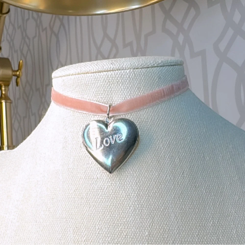 Large vintage love 🤍 locket on dusty pink vintage velvet ribbon - Picture 2 of 7